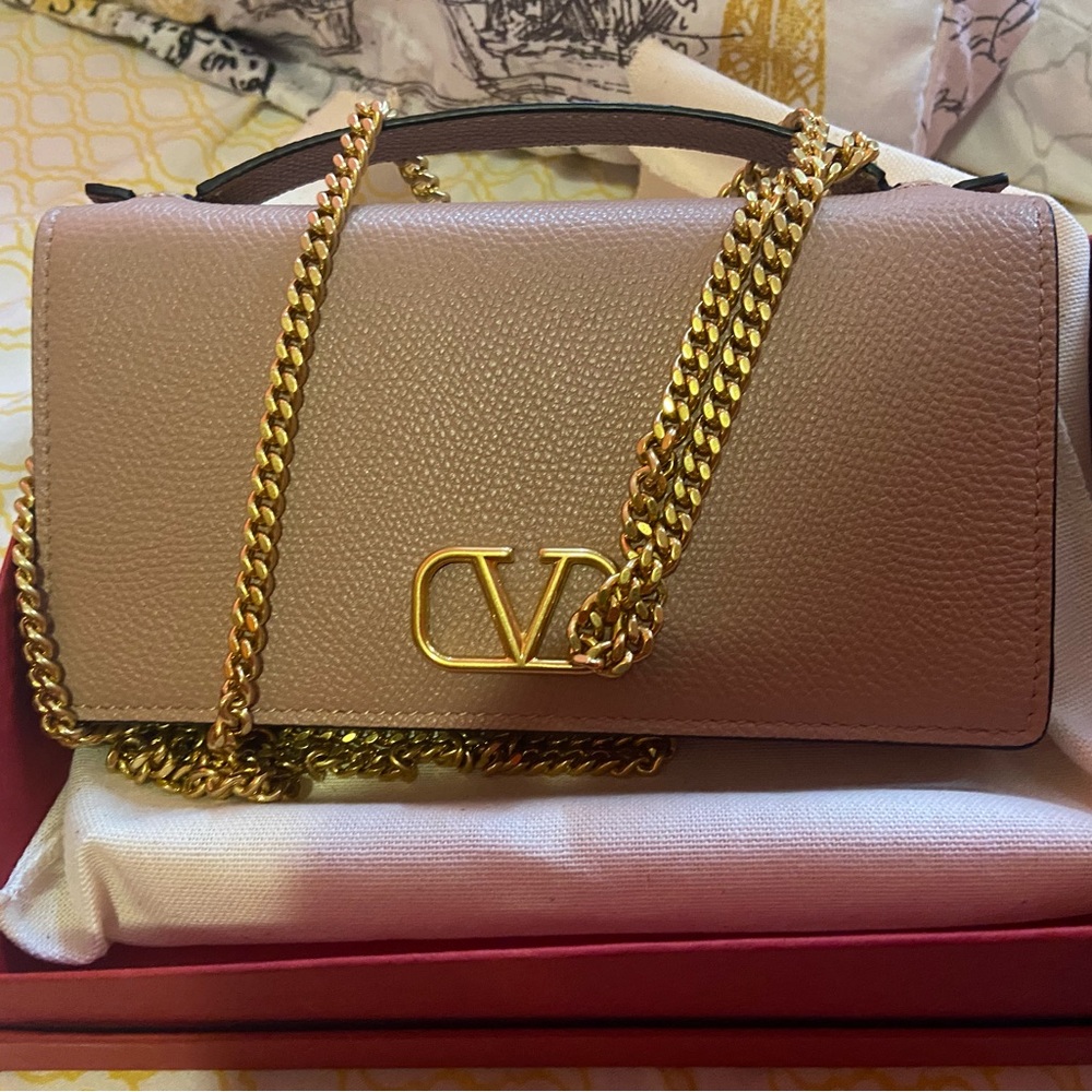 Valentino garavani wallet on a chain. Beige.